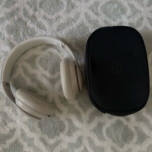 Beats by Dre Over-Ear Headphones - Gray with Black Case